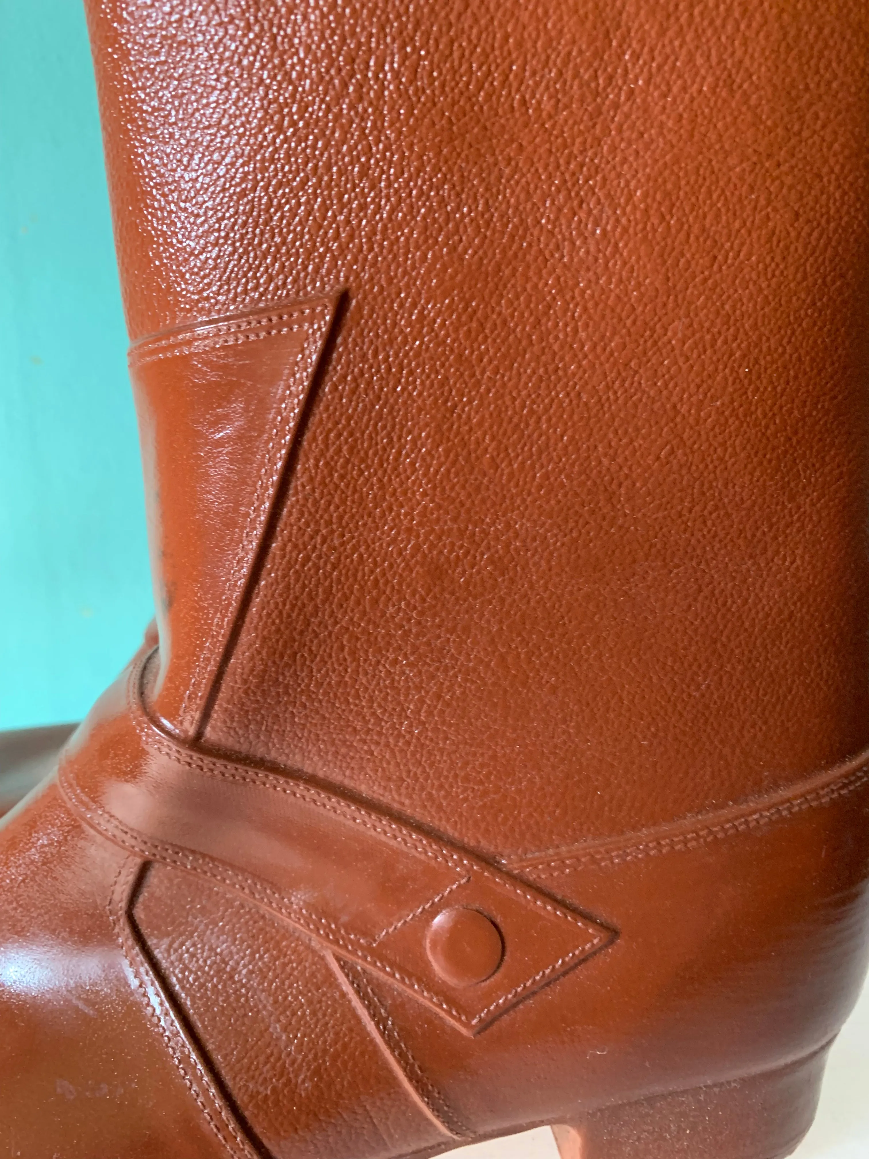 Glossy Cinnamon Brown Rubber Rain Boots circa 1970s US 6